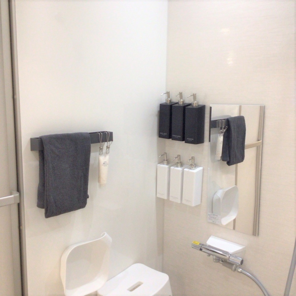 ミラーも収納もマグネットで、自分好みにカスタムできます！浮かせて置けるから、ヌメリも気にしなくてOK♪